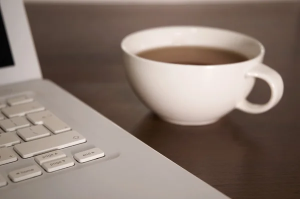 Laptop och tea cup — Stockfoto