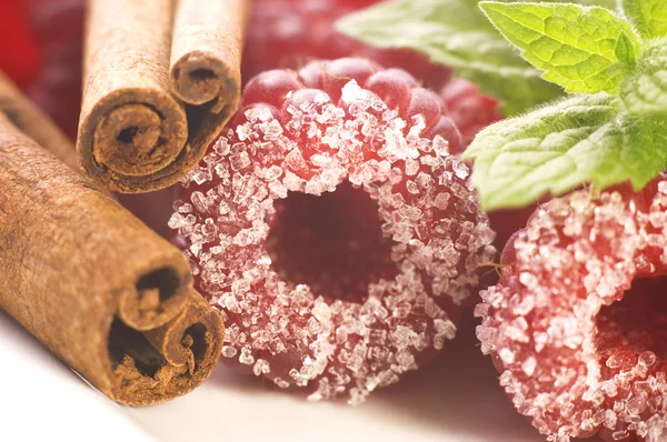 Sweet raspberries, cinnamon and fresh mint — Stock Photo, Image