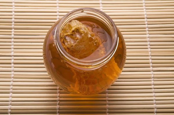 Miel fresca con panal — Foto de Stock
