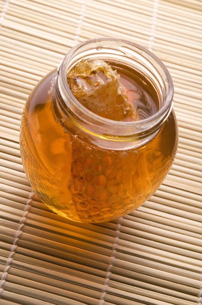 Frischer Honig mit Waben — Stockfoto