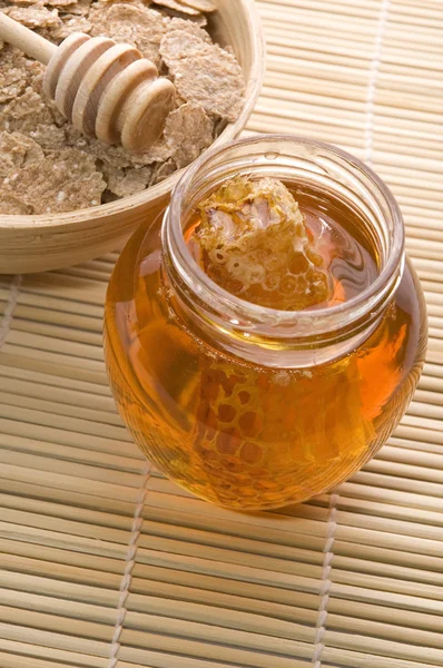 Miel fresca con panal y copos de desayuno — Foto de Stock