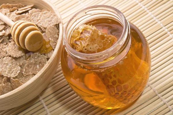 Miel frais avec nid d'abeille et flocons de petit déjeuner — Photo