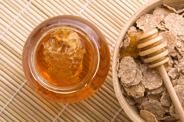 Mel fresco com favo de mel e flocos de pequeno-almoço — Fotografia de Stock