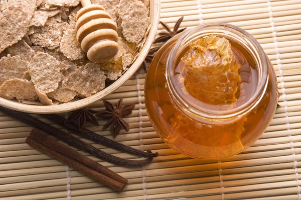 Φρέσκο μέλι με κηρήθρα και πρωινό νιφάδες — Φωτογραφία Αρχείου
