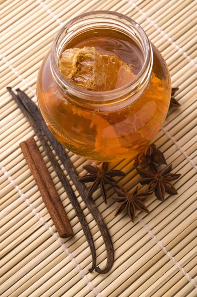 Mel fresco com favo de mel e especiarias — Fotografia de Stock