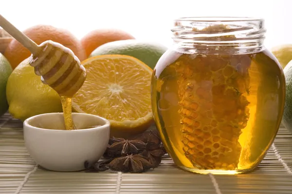 Miel fresca con panal, especias y frutas — Foto de Stock
