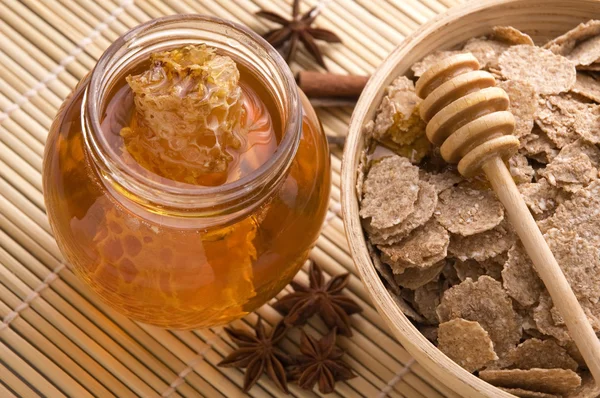 Frischer Honig mit Waben und Frühstücksflocken — Stockfoto