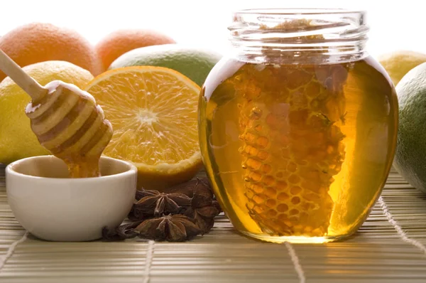 Friss méz-val a méhsejt, fűszerek és gyümölcsök — Stock Fotó