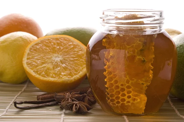 Friss méz-val a méhsejt, fűszerek és gyümölcsök — Stock Fotó