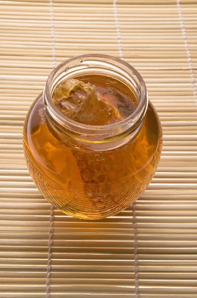 ハニカムと新鮮な蜂蜜 — ストック写真