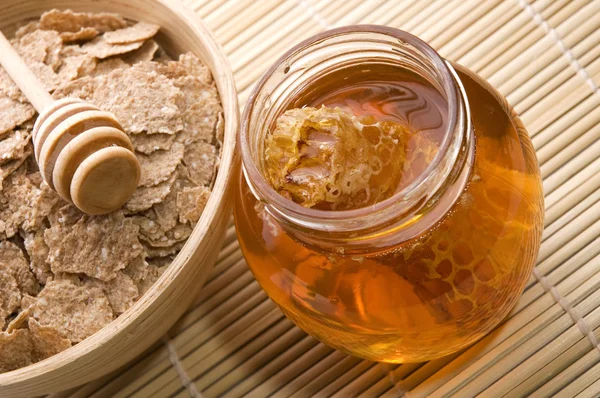 Miel fresca con panal y copos de desayuno —  Fotos de Stock