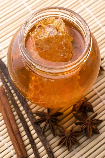 Miel frais avec nid d'abeille et épices — Photo