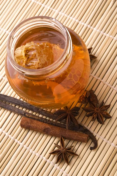 Verse honing met honingraat en specerijen — Stockfoto