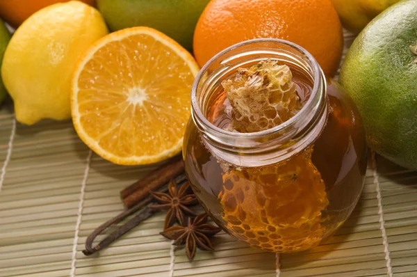 Свежий мед с сотами, специями и фруктами — стоковое фото
