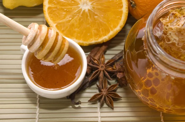 Mel fresco com favo de mel, especiarias e frutas — Fotografia de Stock