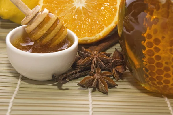 Verse honing met honingraat, kruiden en vruchten — Stockfoto