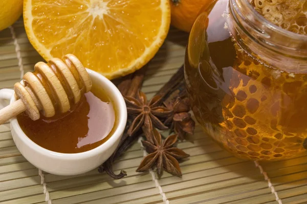 Frisk honning med honeycomb, krydderier og frugter - Stock-foto