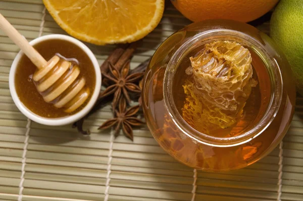 Färsk honung med honeycomb, kryddor och frukter — Stockfoto