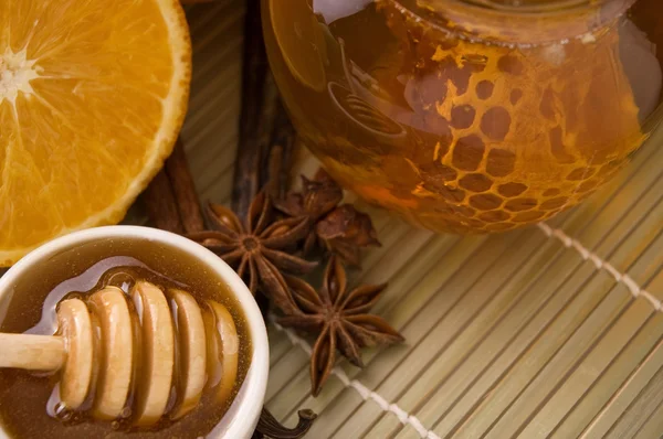 Frischer Honig mit Waben, Gewürzen und Früchten — Stockfoto