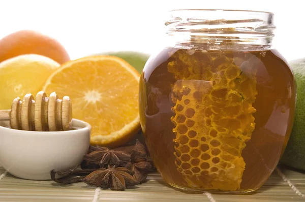 Miel frais avec nid d'abeille, épices et fruits — Photo