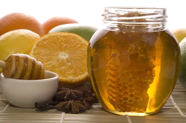 Miel fresca con panal, especias y frutas —  Fotos de Stock