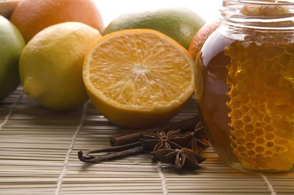 Miel fresca con panal, especias y frutas —  Fotos de Stock