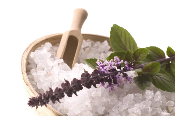 Aroma koupele. mořská sůl a bazalkou s květinami — Stock fotografie