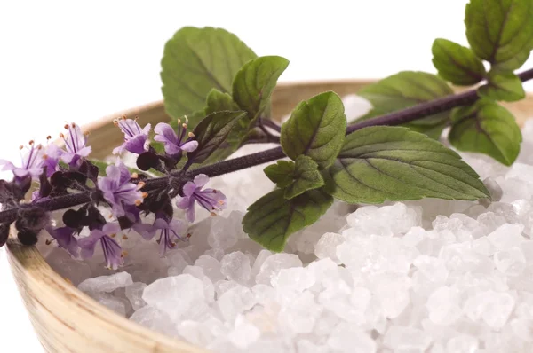 Aromabad. Sea salt och basilika med blommor — Stockfoto