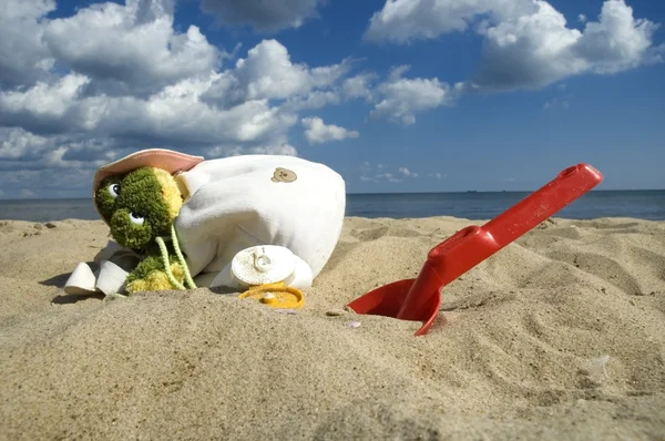 Детство. пляжные принадлежности и солнцезащитный крем — стоковое фото