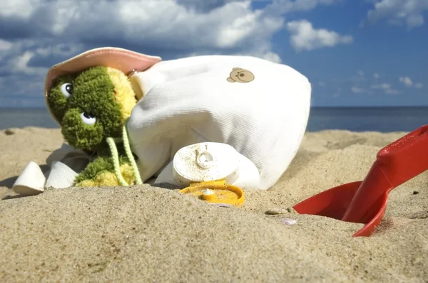 Детство. пляжные принадлежности и солнцезащитный крем — стоковое фото
