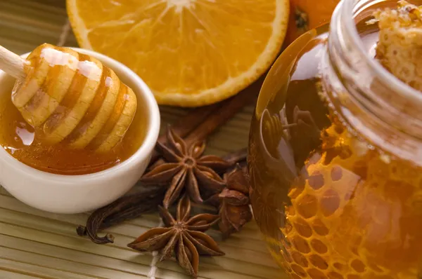 Miel fresca con panal, especias y frutas Imagen de stock