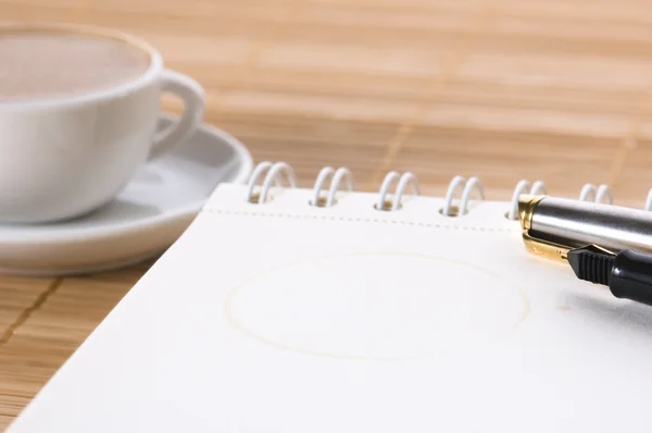 Notebook e xícara de café — Fotografia de Stock