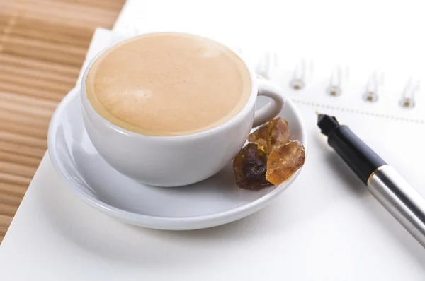 Penna, taccuino e tazza di caffè — Foto Stock