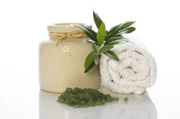 Rama de olivo fresca y sal de baño. spa — Foto de Stock