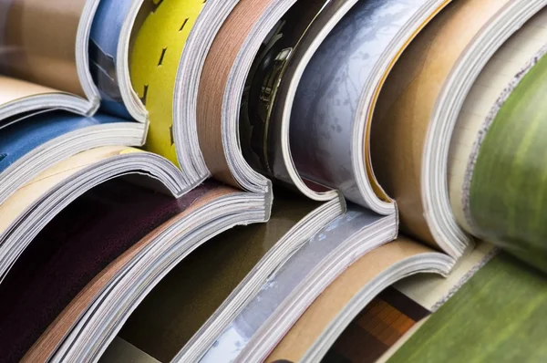 Stack di riviste aperte — Foto Stock