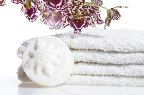 Spa items with white towels, natural soap and or — Stock Photo, Image