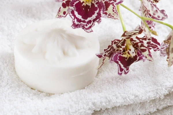 Artículos de spa con toallas blancas, jabón natural y / o — Foto de Stock