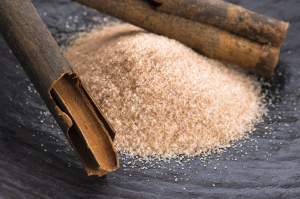Aromatische kruiden met bruine suiker - kaneel — Stockfoto