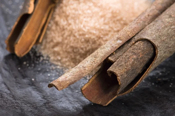 Ароматичні спеції з коричневим цукром - кориця — стокове фото