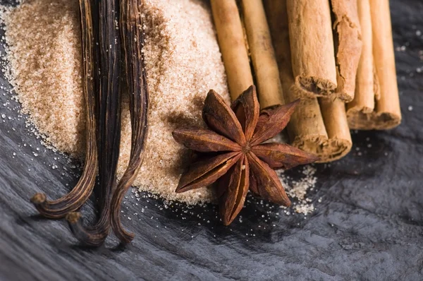 Aromatiska kryddor med farinsocker — Stockfoto