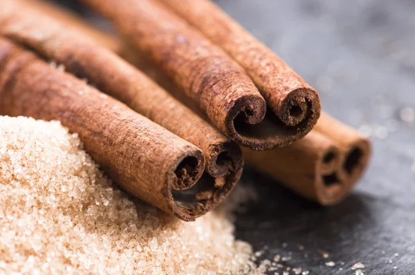 Aromatické koření s hnědého cukru - skořice — Stock fotografie