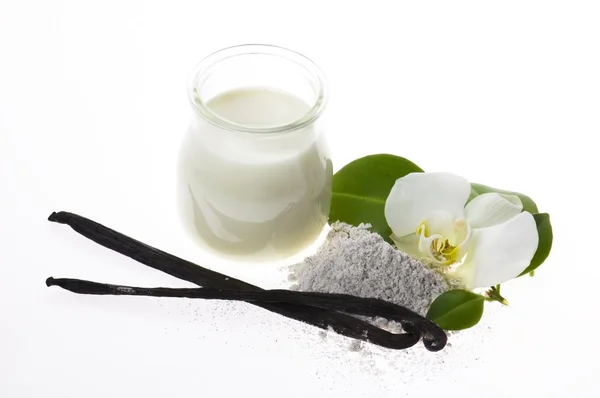 Vanilkové lusky s aromatickými cukru, mléka a toku — Stock fotografie