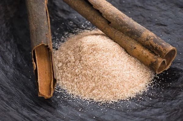 Aromatické koření s hnědého cukru - skořice — Stock fotografie