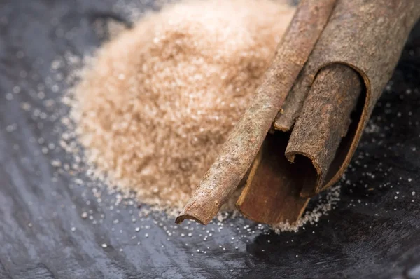Kahverengi şeker - tarçın ile Aromatik baharatlar — Stok fotoğraf