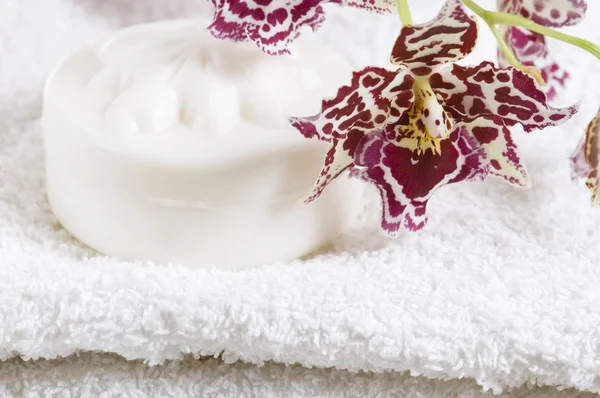 Курортные принадлежности с белыми полотенцами, натуральным мылом и или — стоковое фото