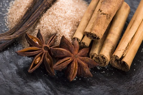 Aromatische Gewürze mit braunem Zucker — Stockfoto