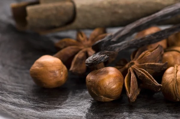 Kryddor med brunt socker och nötter — Stockfoto