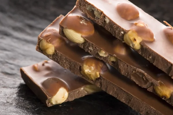 Stapel gebroken chocolade met noten — Stockfoto