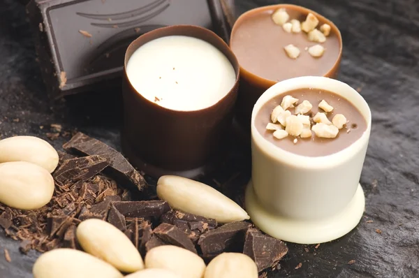 Chocolade met zoete amandelen — Stockfoto
