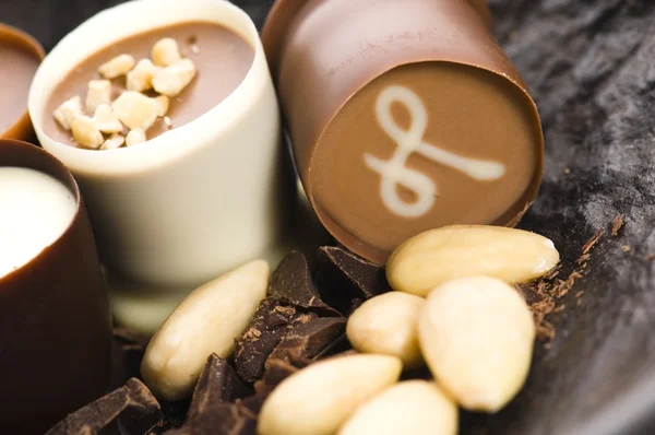 Chocolates con almendras dulces —  Fotos de Stock